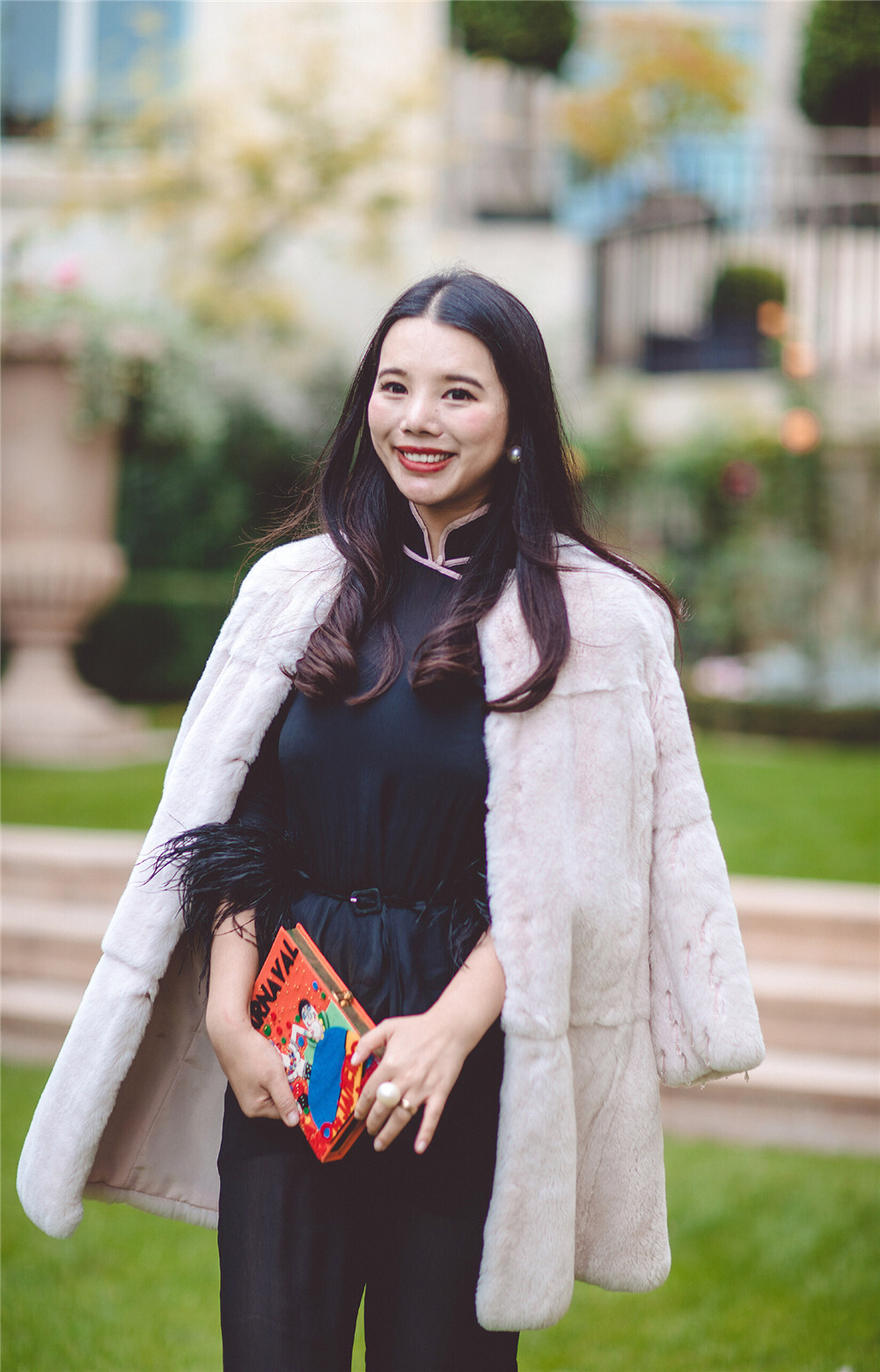 余晚晚优雅亮相巴黎时装周miumiu秀 仿古衬衫配透视裤笑容甜美