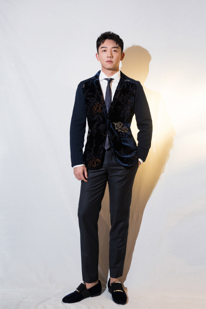 郑恺亮相电影活动致敬幕后英雄 丝绒西装尽显成熟绅士风范