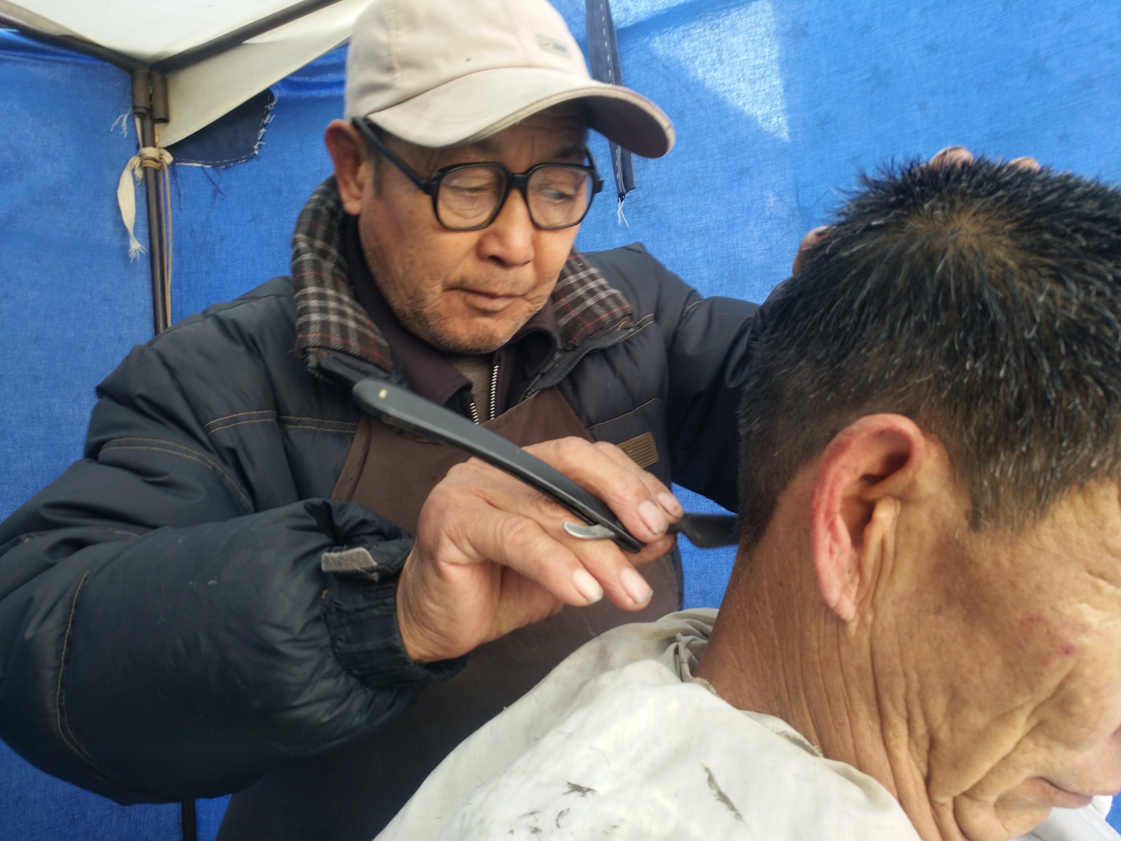 山东滨州 一个脸盆一把刀理发刮脸 全报销
