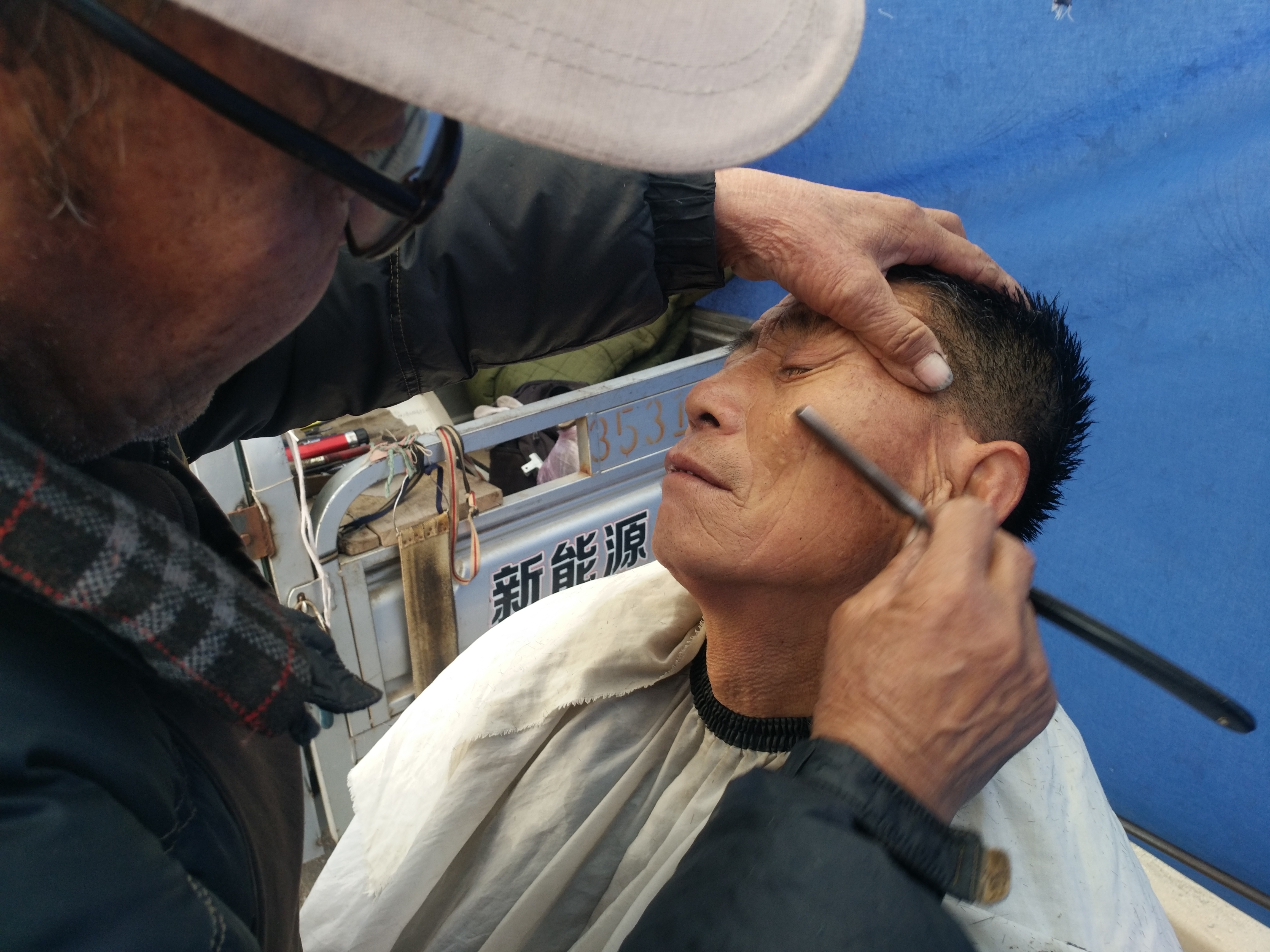 山东滨州 一个脸盆一把刀理发刮脸 全报销
