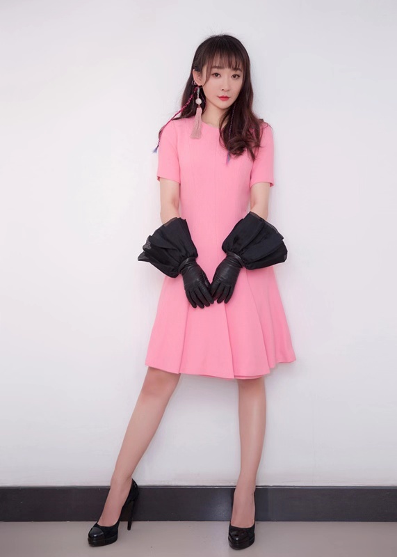 严艺丹出席国风极乐夜 淡雅古韵演绎经典