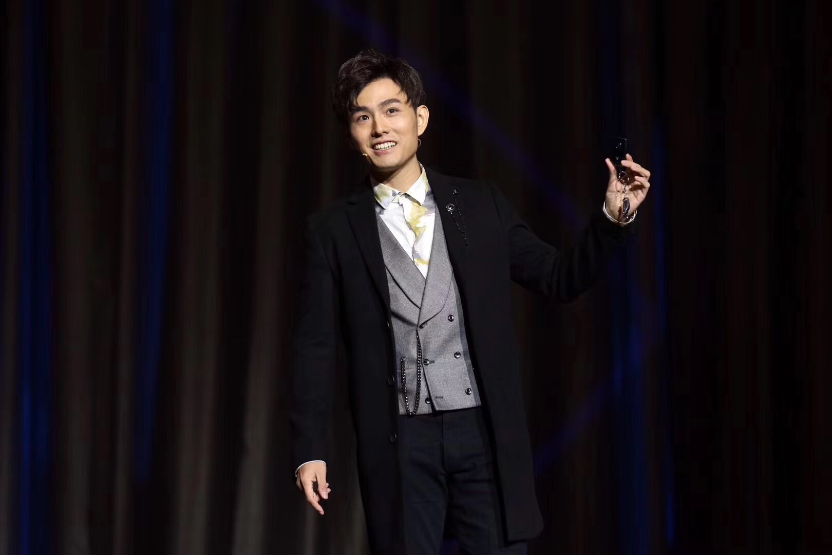 《惊天魔盗团》世界巡演正式开启 时尚魔术师邓男子帅气出演