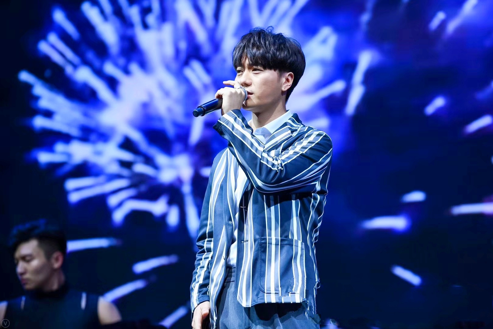 凭借《延禧攻略》主题曲《雪落下的声音》被大众熟悉的歌手陆虎将最佳