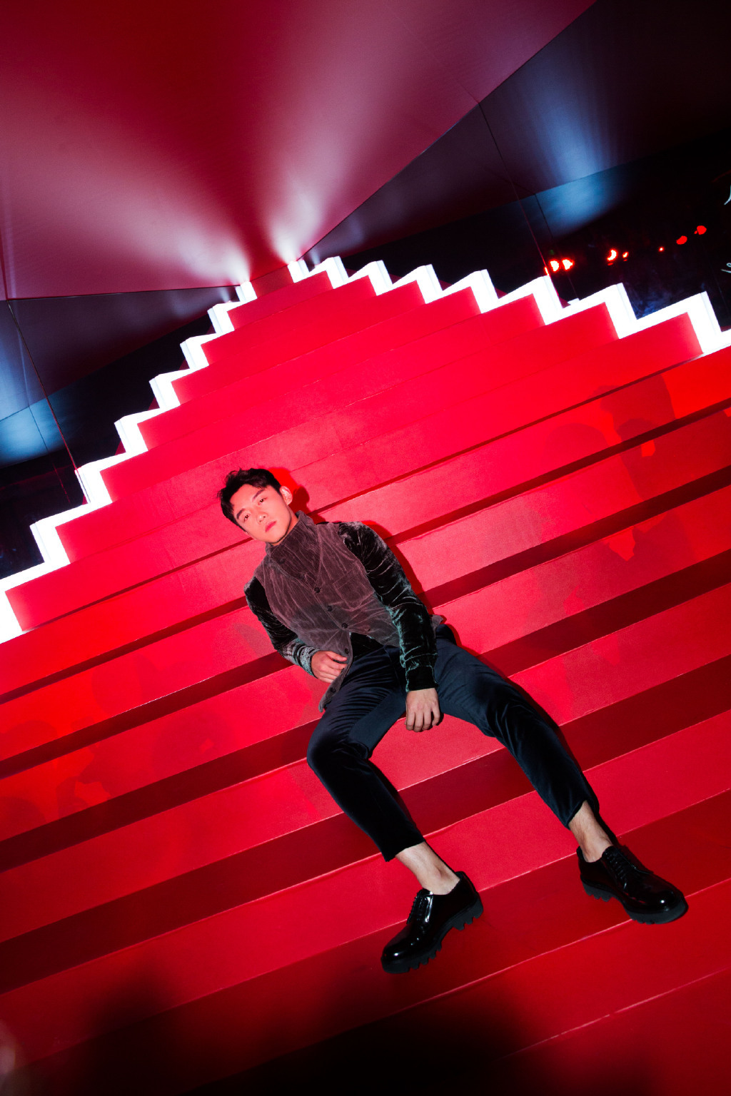 郑恺丝绒西装雅致帅气 演绎浪漫绅士风