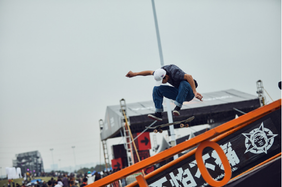 还有"社会滑板"团队带来精彩的花式滑板表演.