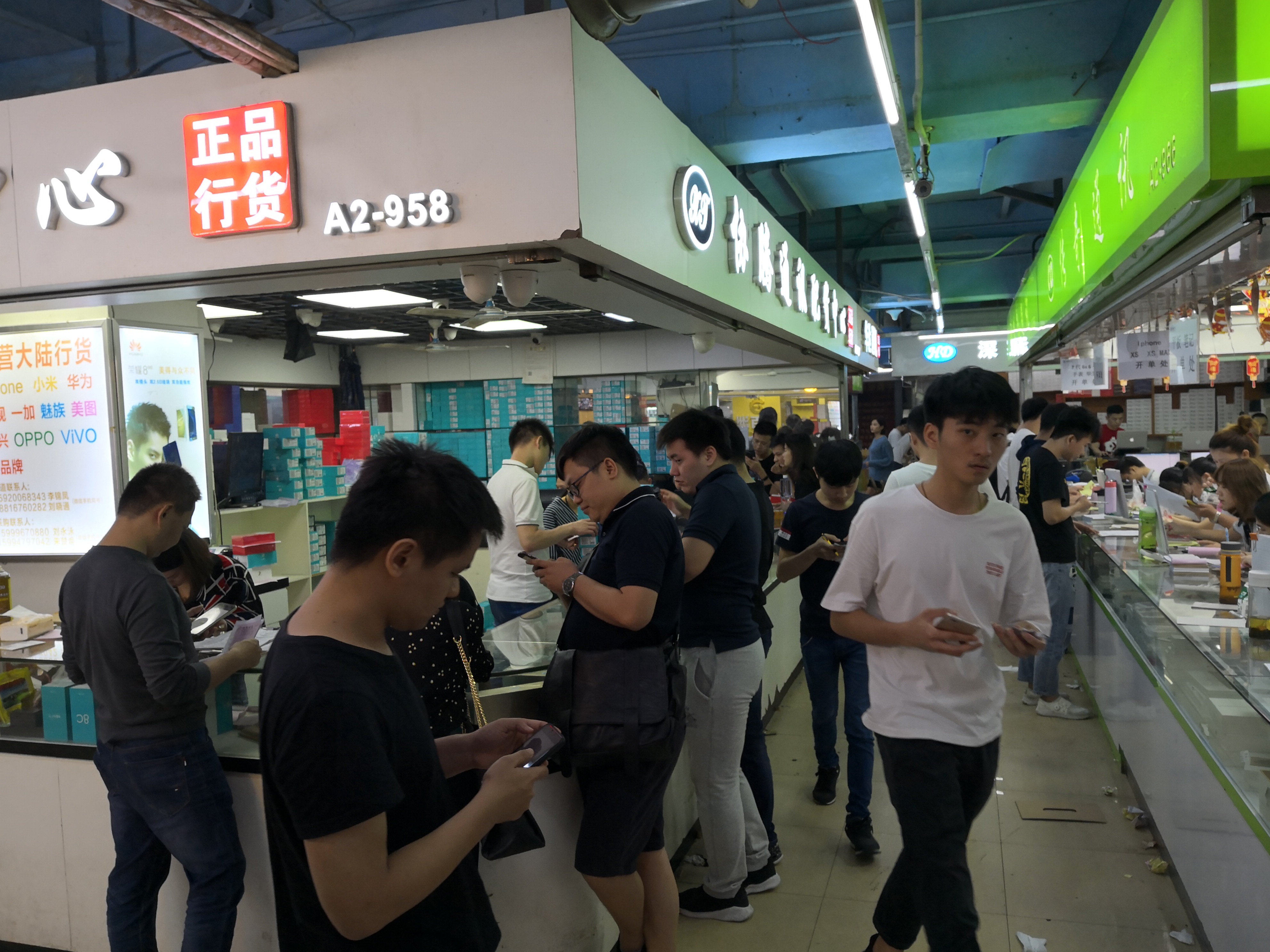 感受一下华强北最热闹的地方:手机批发市场__凤凰网