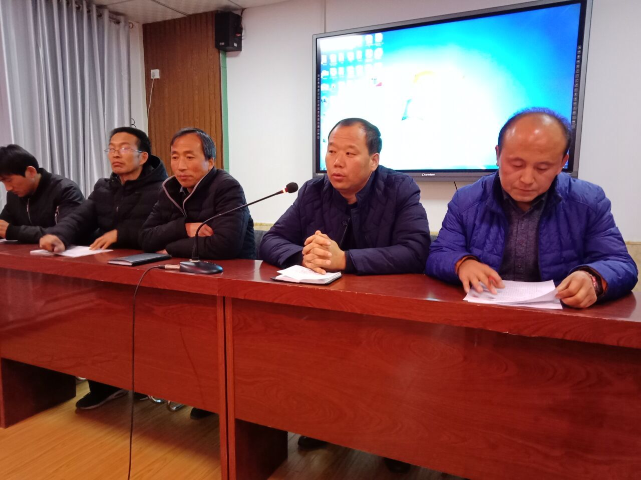 旬邑县土桥中学召开了《教师素质能力评价标准》学习会
