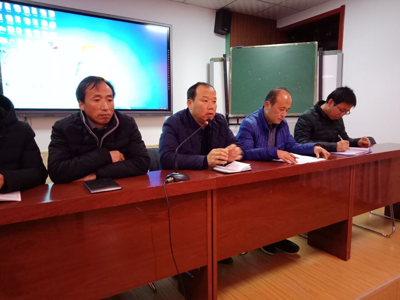 旬邑县土桥中学召开了《教师素质能力评价标准》学习会__凤凰网