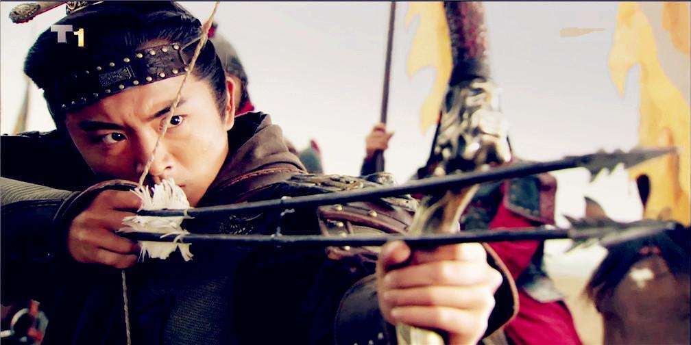 使一双铜鞭,骑一匹踢雪乌骓马,武艺高强.