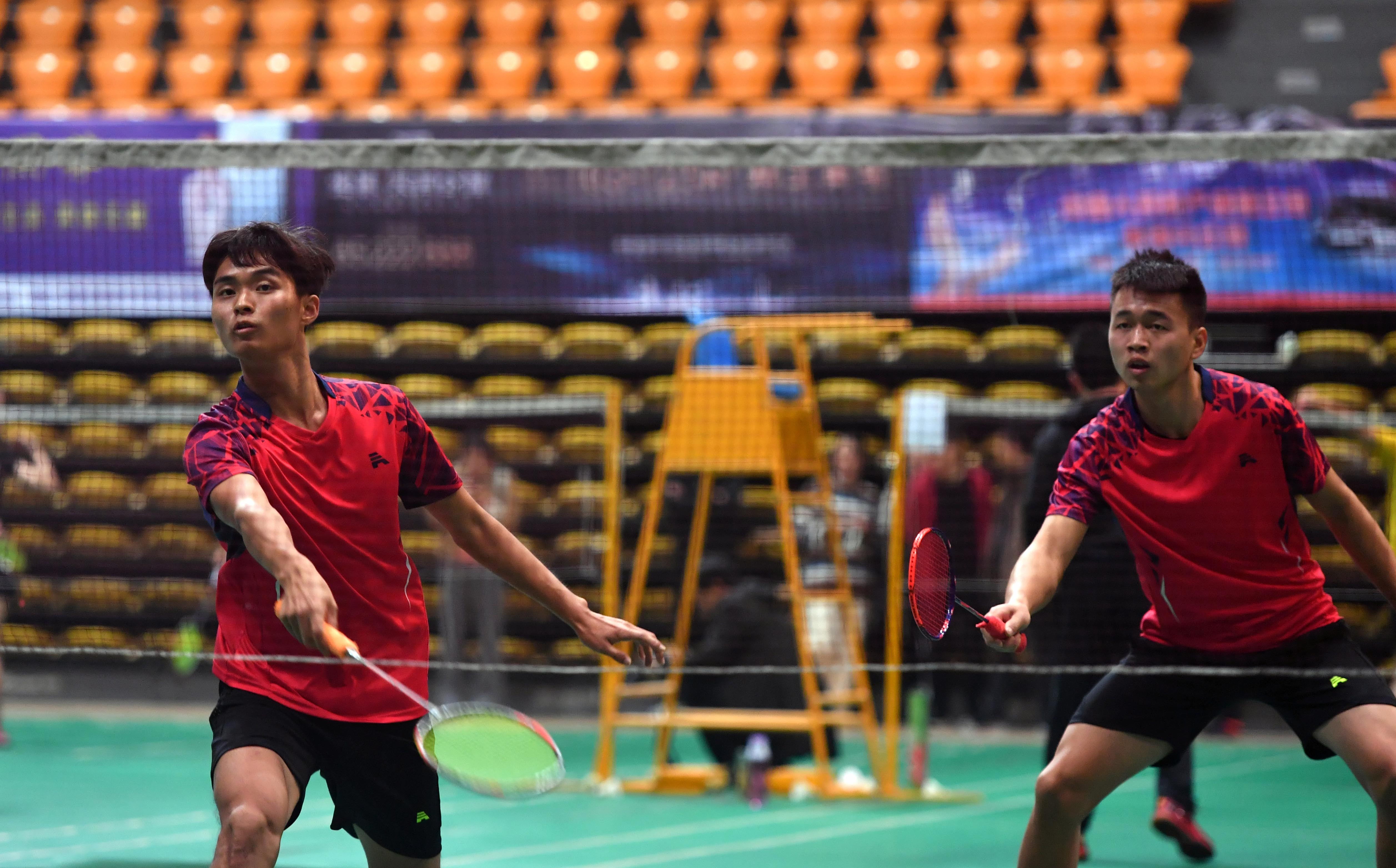 安徽巢湖:300名羽毛球爱好者"大比武"