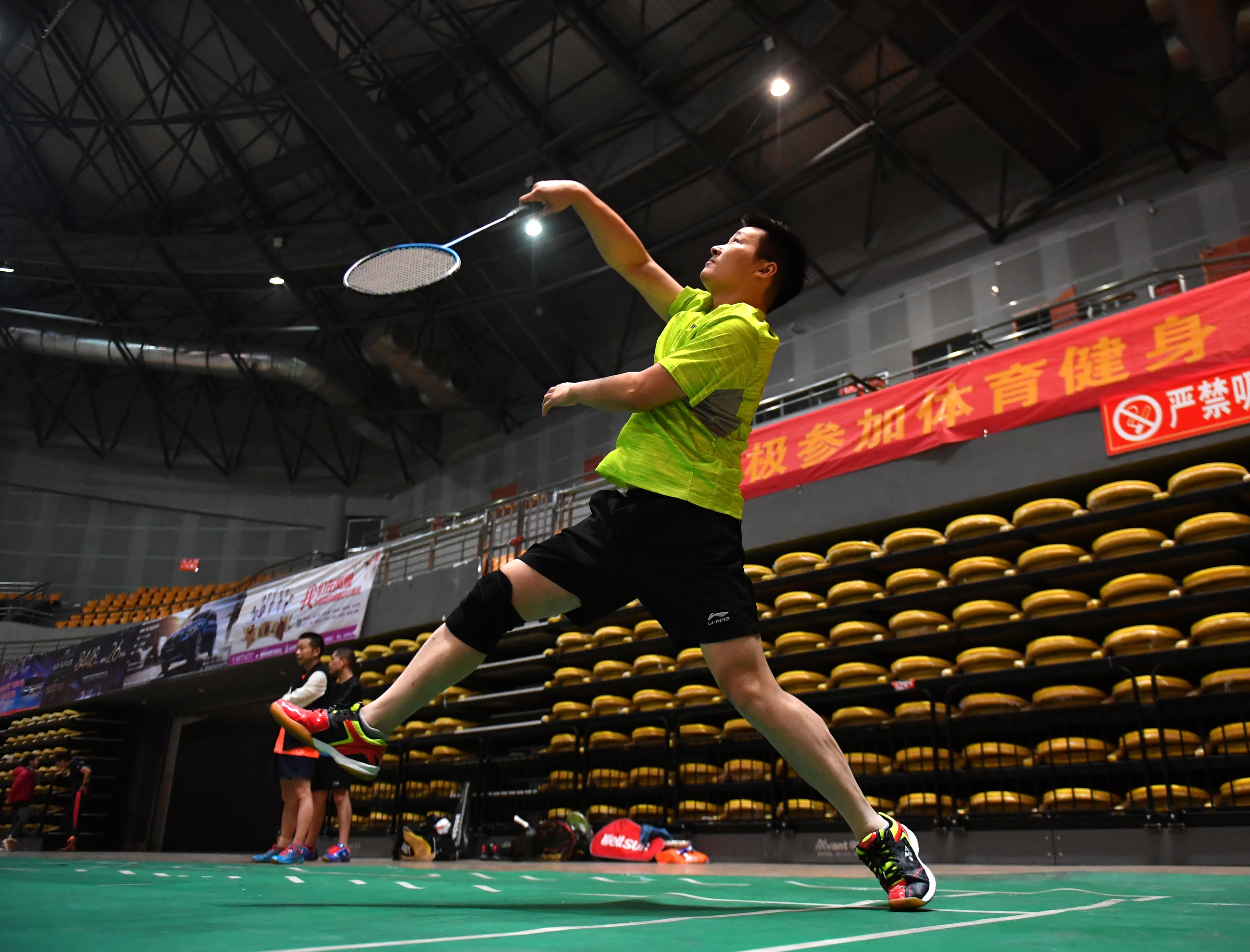 安徽巢湖:300名羽毛球爱好者"大比武"