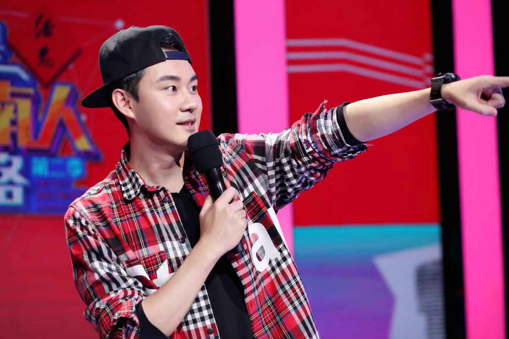 打开凤凰新闻,查看更多高清图片近日,艺人马睿和主持人刘烨齐齐现身