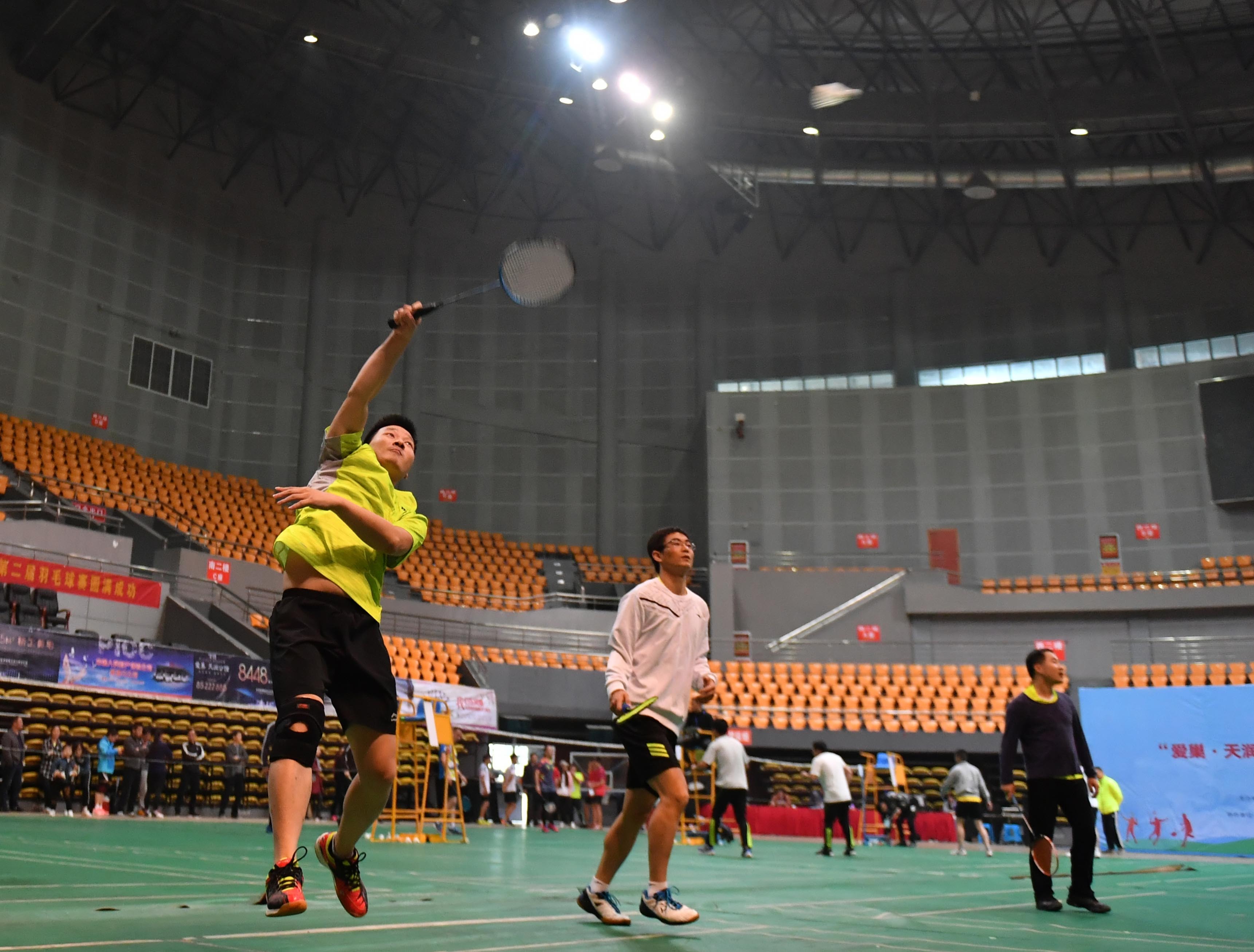 安徽巢湖:300名羽毛球爱好者"大比武"