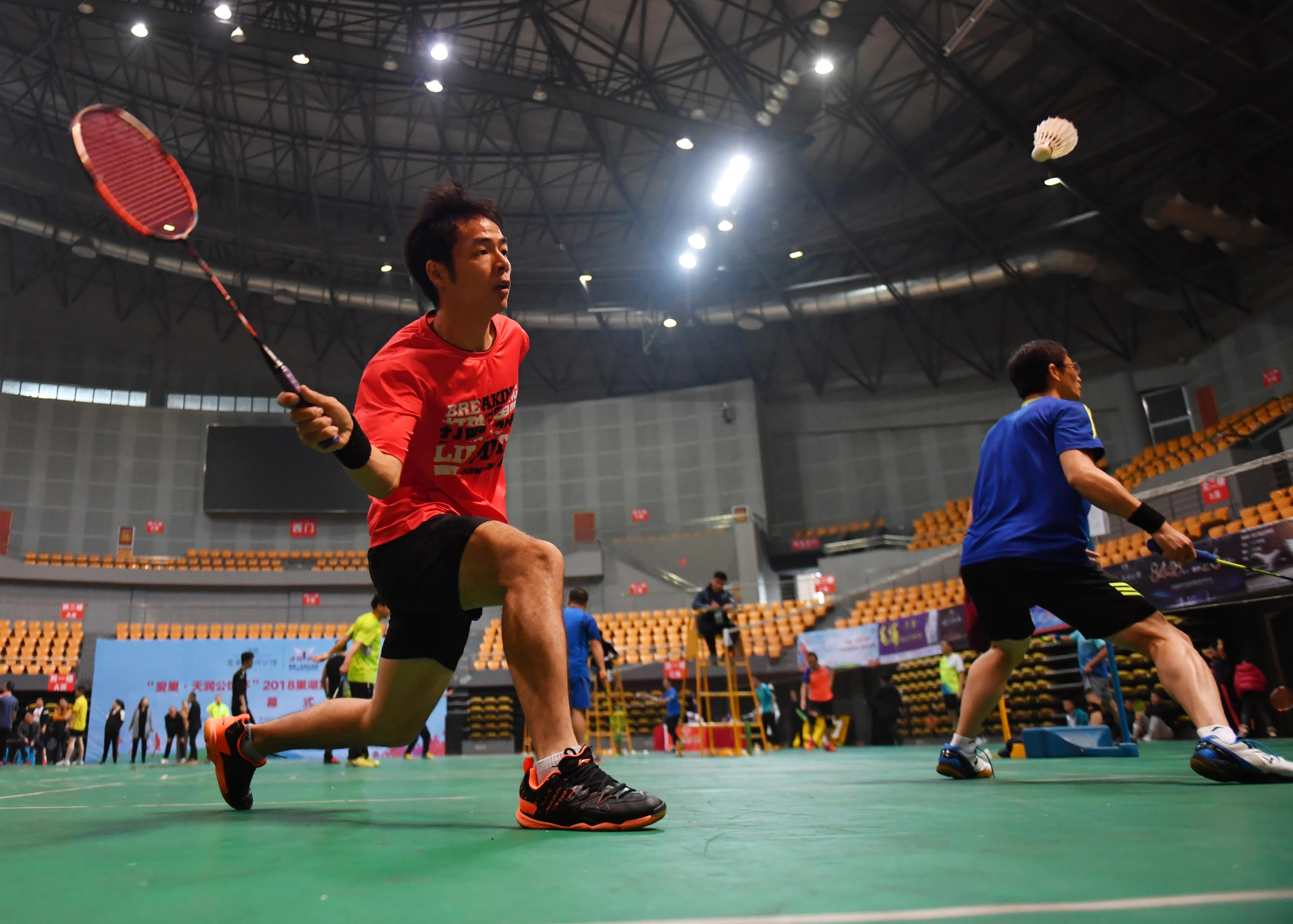 羽毛球爱好者正在安徽省巢湖市第二届羽毛球赛上参加比赛