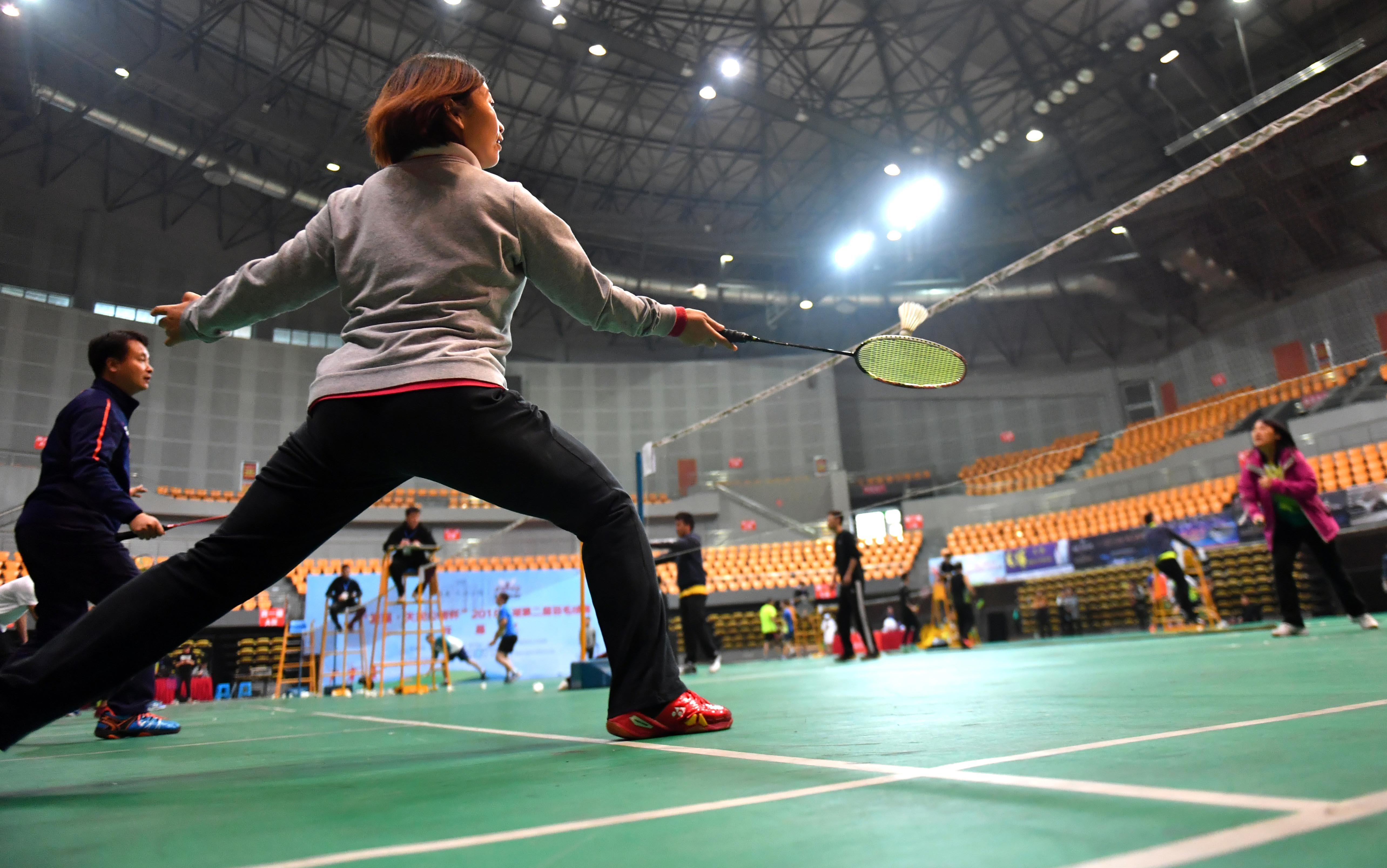 安徽巢湖:300名羽毛球爱好者"大比武"