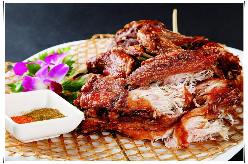 烧烤特色烤全兔,如此做表皮金黄脆韧里面鲜嫩多汁