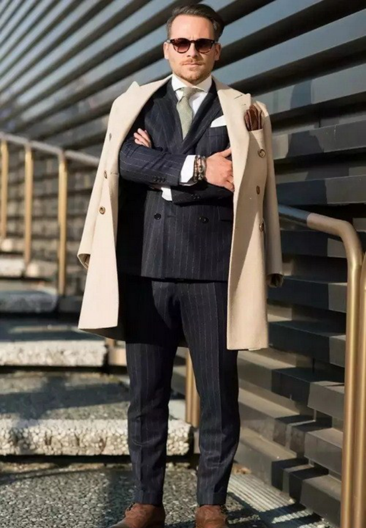 这曾经是很土的父辈风格,但现在这种搭配又流行起来了,当然只限穿作