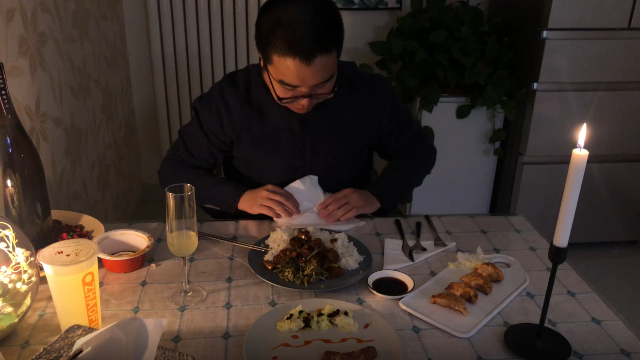 传说中吃饭最香的男人,一个人吃烛光宵夜