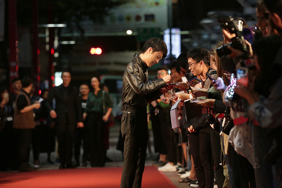 李鴻其亮相地球最後的夜晚紅毯展現藝術家級表演