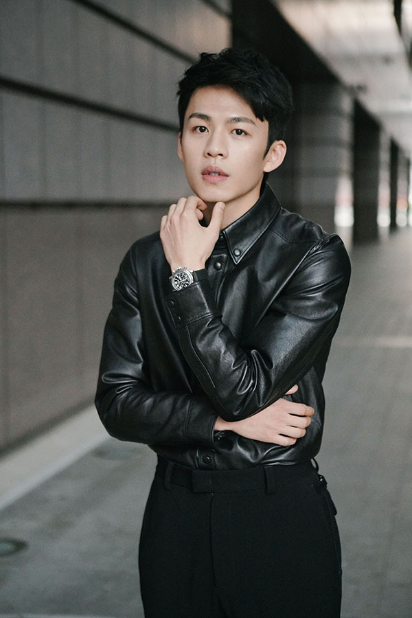 李鸿其亮相地球最后的夜晚红毯展现艺术家级表演