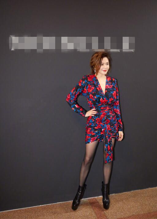 56岁关之琳近照曝光 穿短裙亮相大秀性感美腿