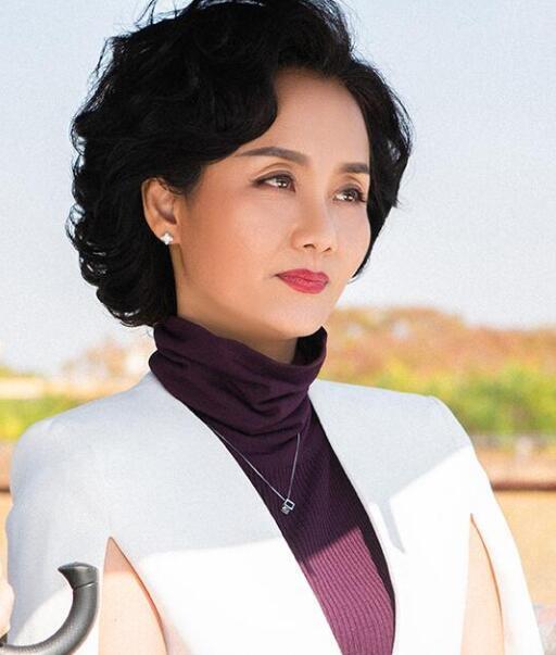 她曾是90年代最红挂历女郎,后改行做演员,如今50岁依然美丽!