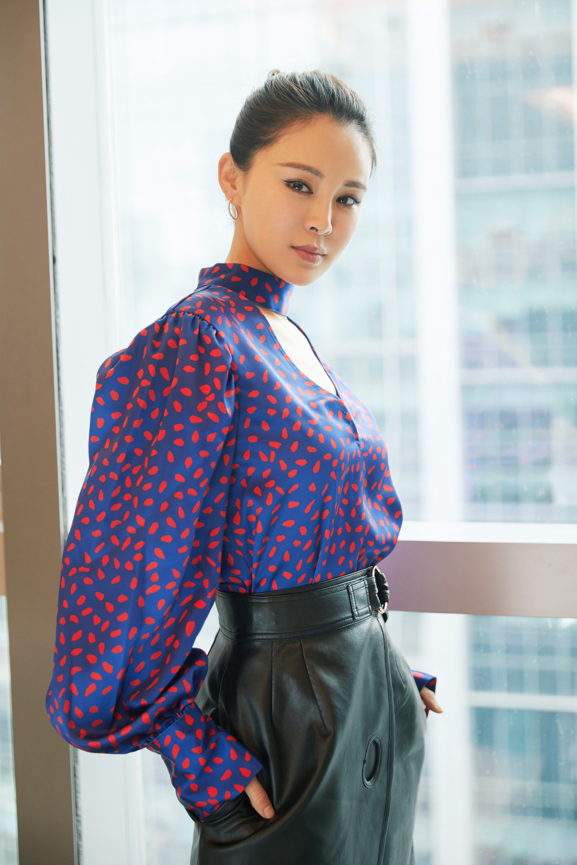 关悦亮相成都国际时尚周 造型百变酷雅兼具