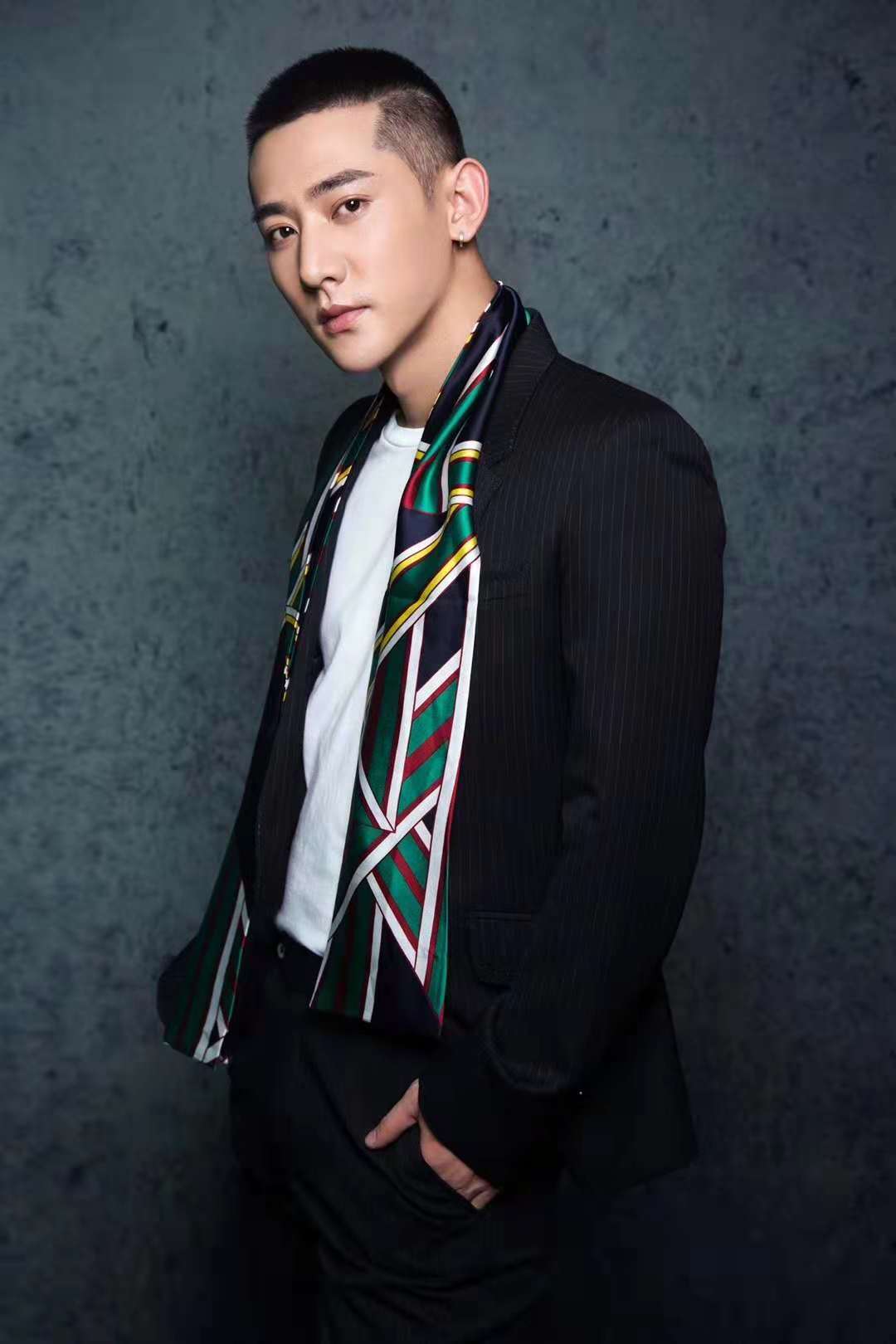 于轩鸿灏曝时尚大片 目光深邃彰显型男风尚