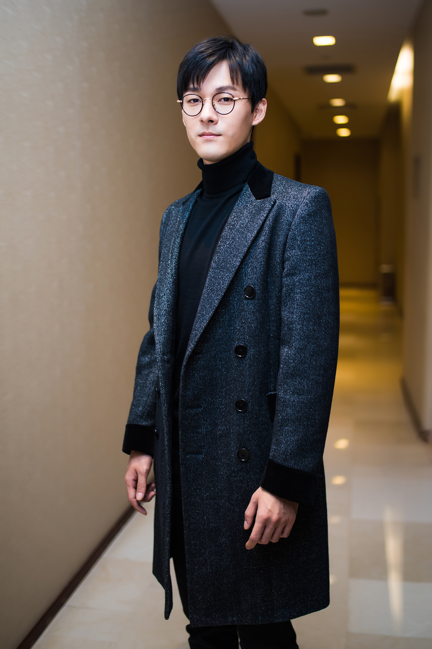 张雨剑风衣长腿魅力十足 雅痞轻熟展现绅士范儿__凤凰网