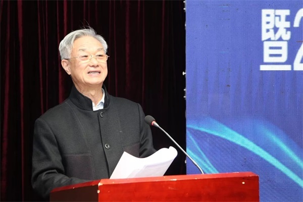 开幕式后,王世忠,李海波分别作了《坚持创新驱动战略 深化发展产教