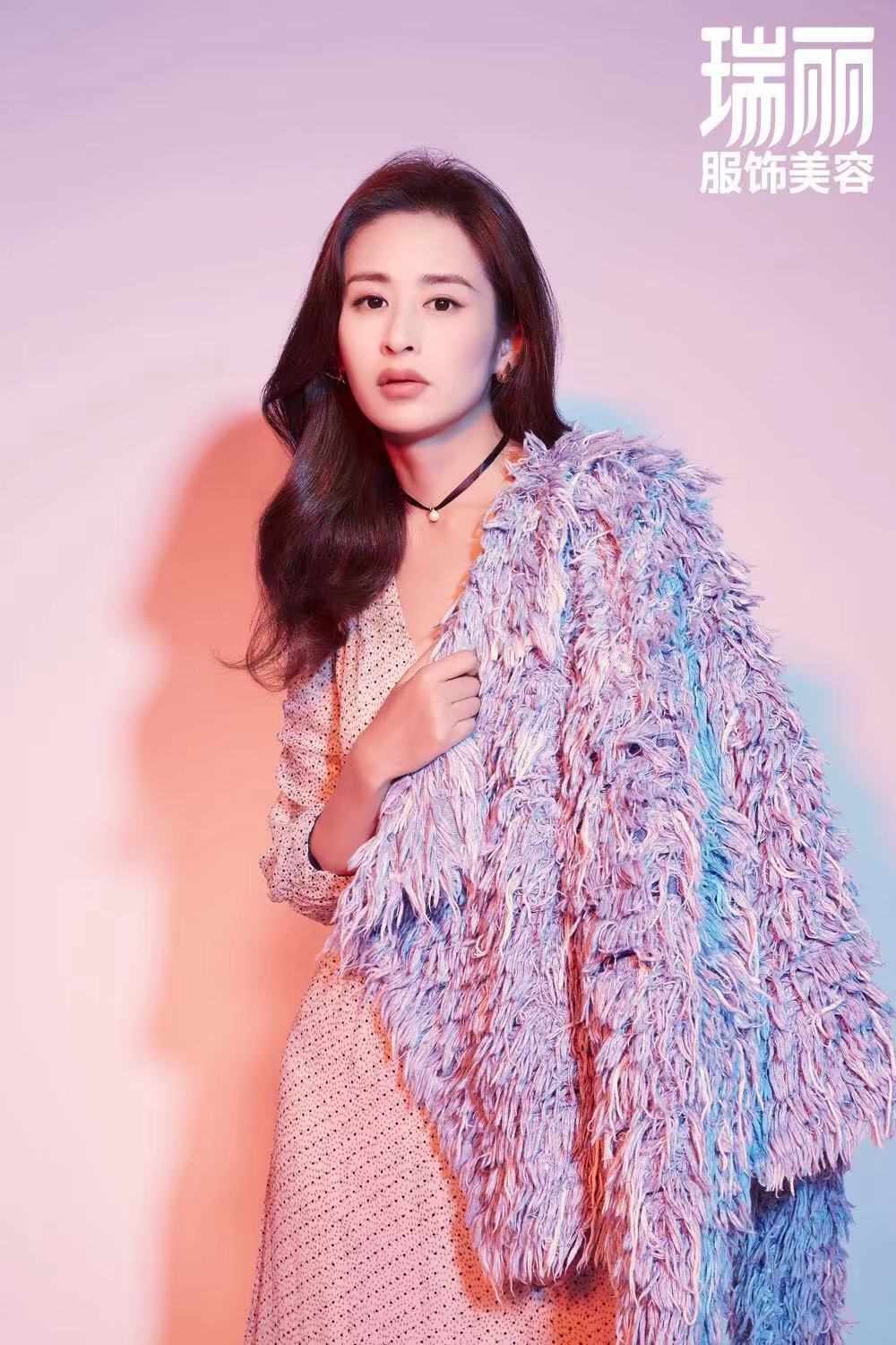 颖儿身着bash 18秋冬波点连衣裙 演绎法式浪漫与优雅