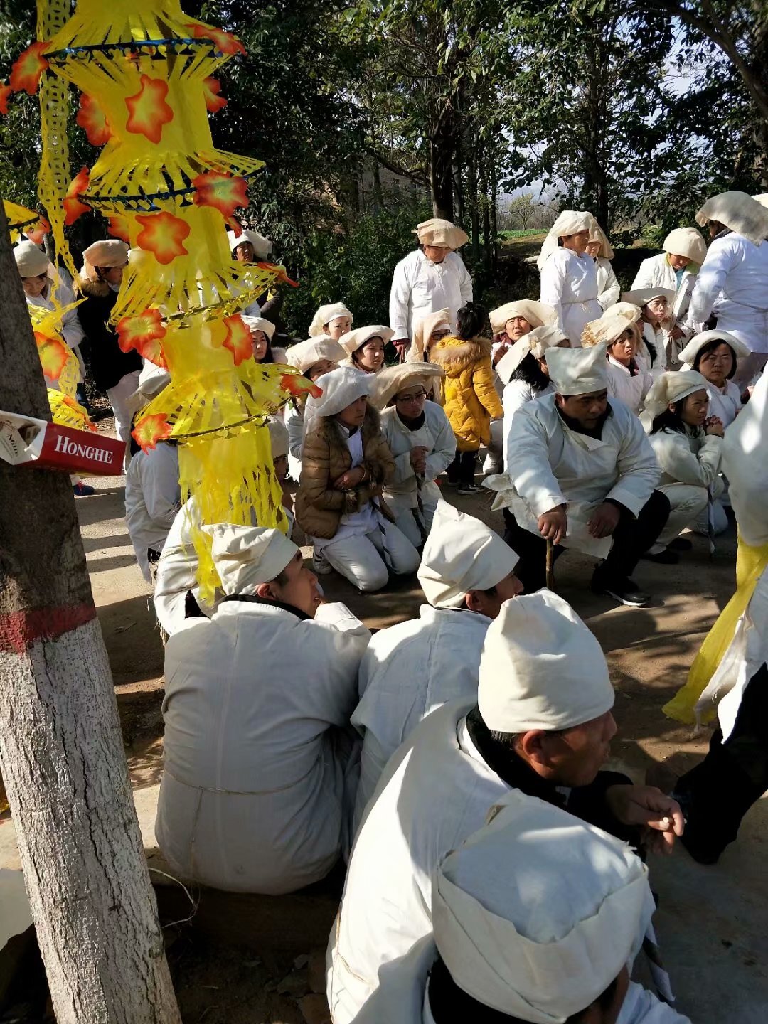 農村的守孝,一人去世百人守孝__鳳凰網