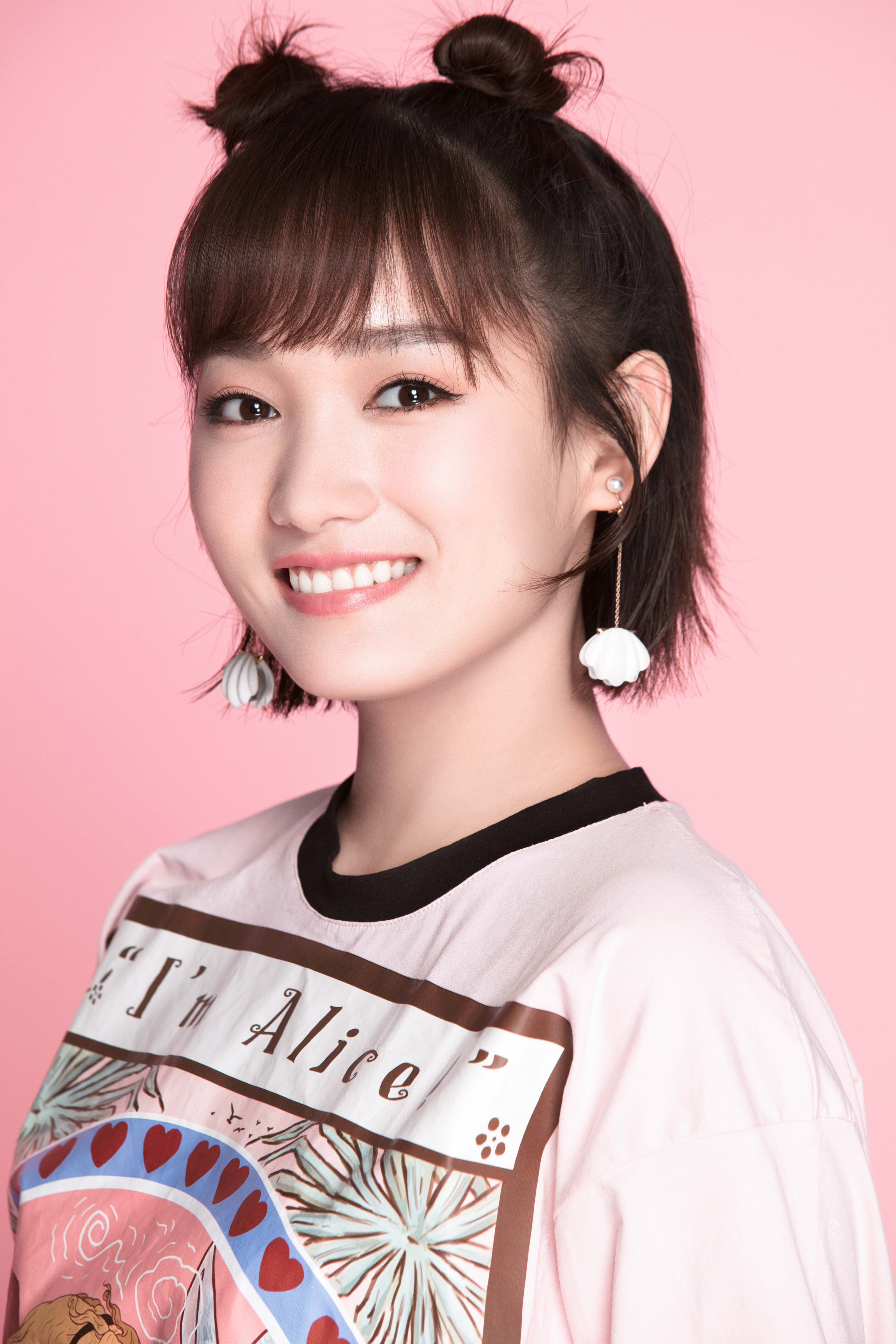 洪佳宁最新写真释出 超萌双丸子头清新可爱__凤凰网