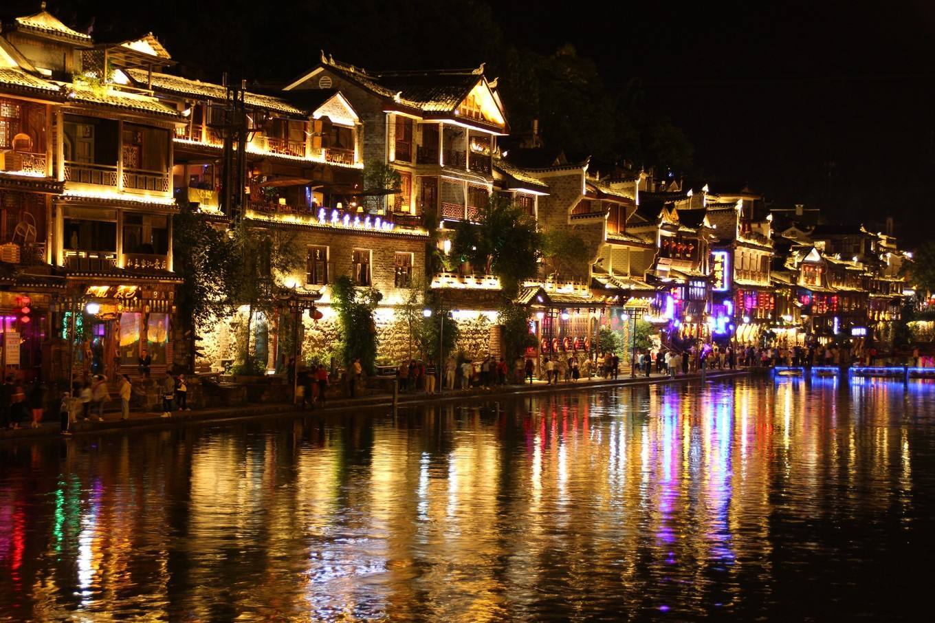 绝知浣女沱江头恨未轻船到此游凤凰古城