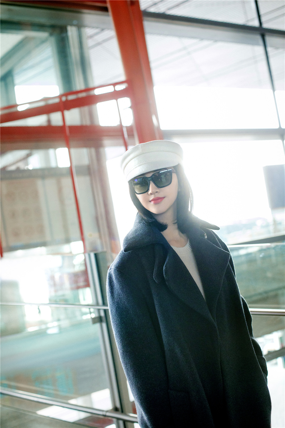 景甜现身北京机场简约穿搭演绎秋冬chic风