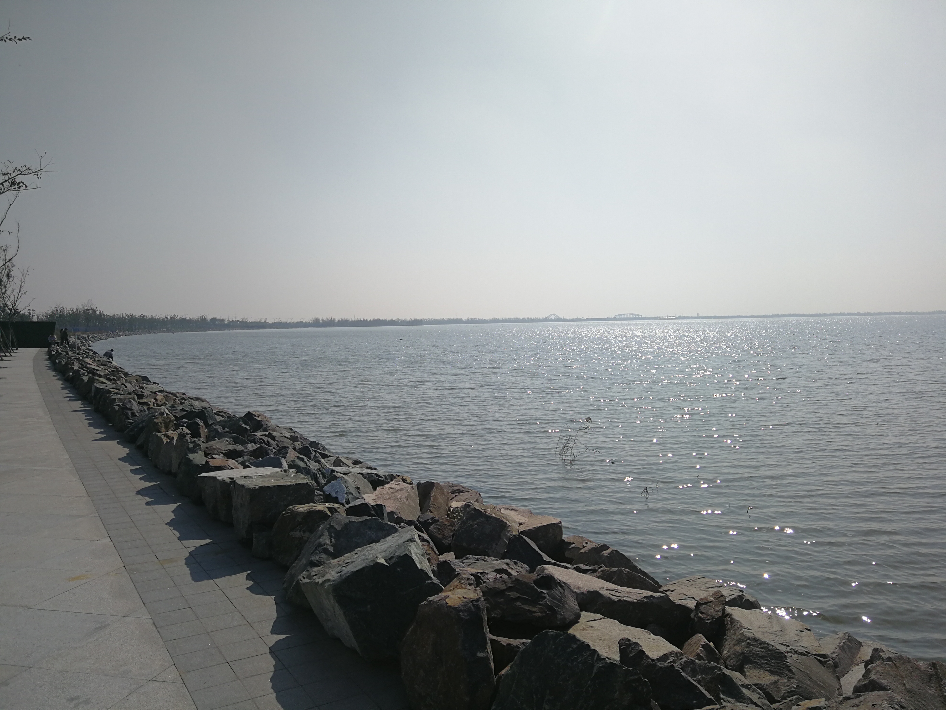 上海临港新城的滴水湖与南汇观海嘴公园