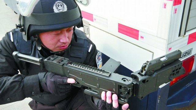 中国特警和反恐部队的利器国产拐角射击系统实现墙后瞄准射击