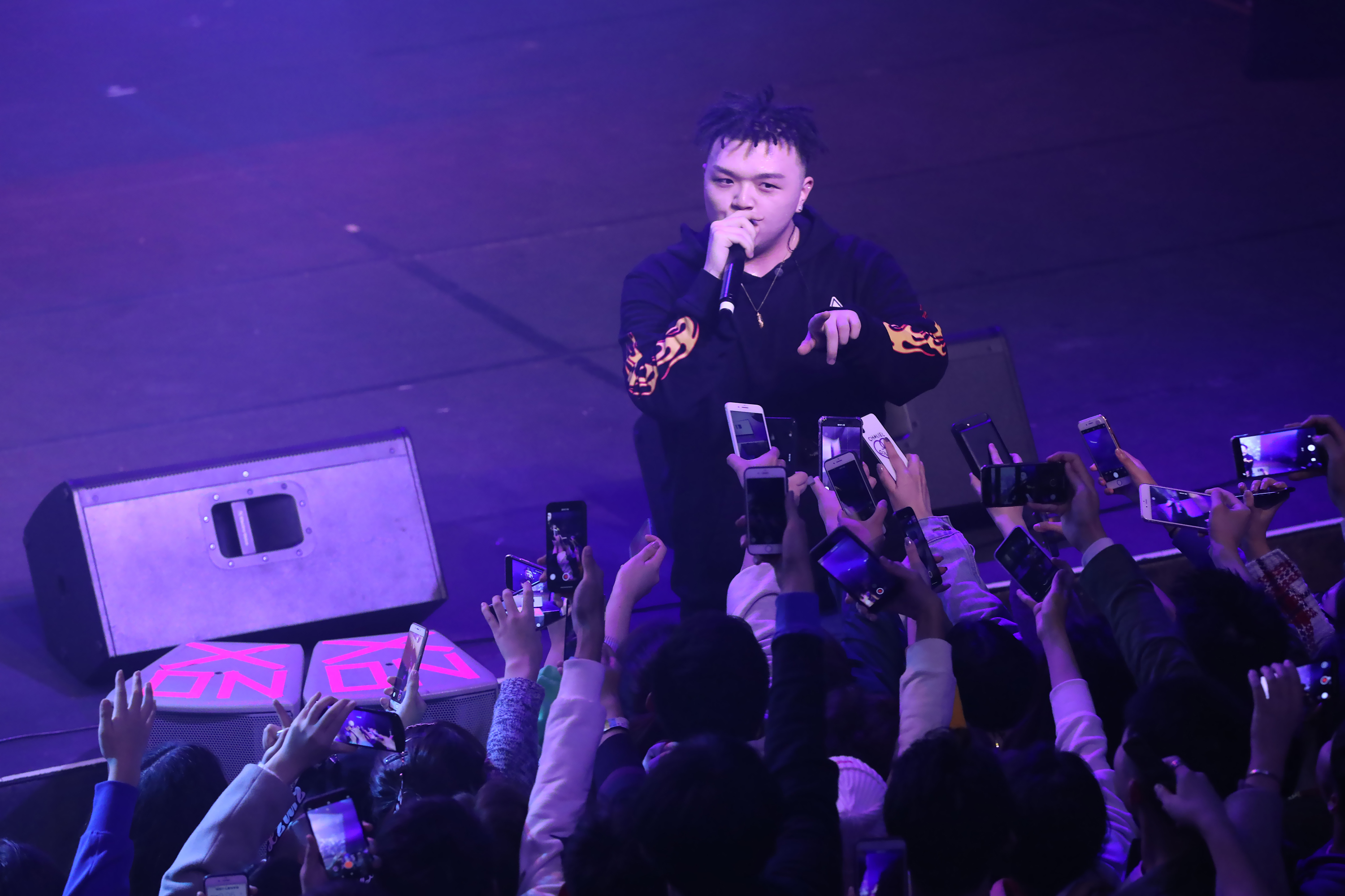 此次巡演中,艾福杰尼不仅演唱了多首个人热门歌曲《after journey》