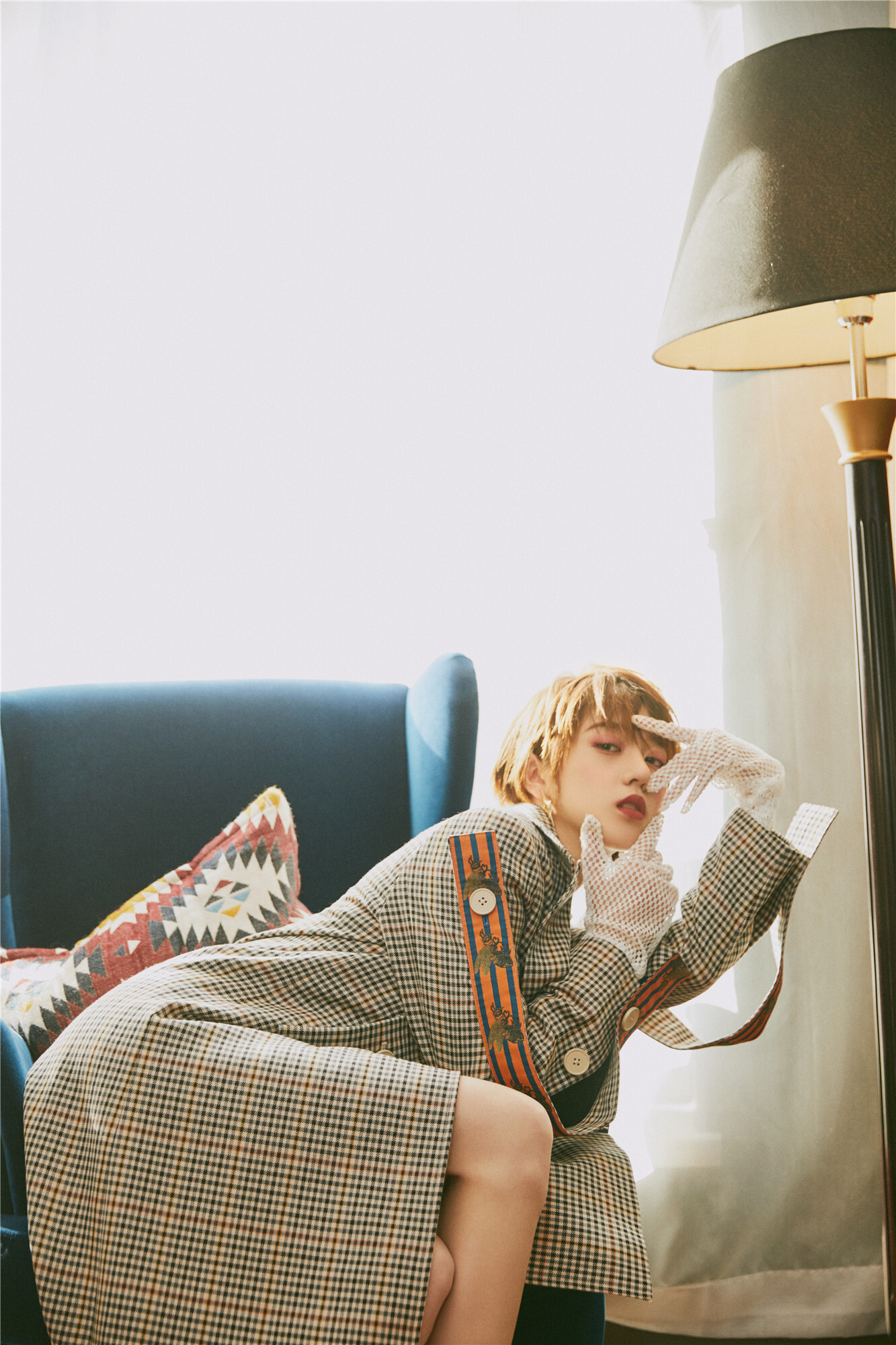 李凯馨曝光全新封面大片 随性洒脱解锁短发少女的高级时尚