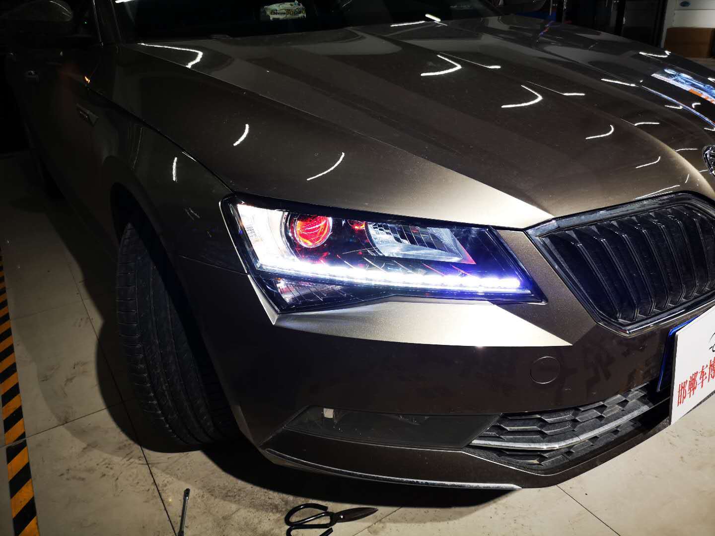 斯柯达速派大灯改装欧菲特透镜氙气大灯,坐拥豪车灯光