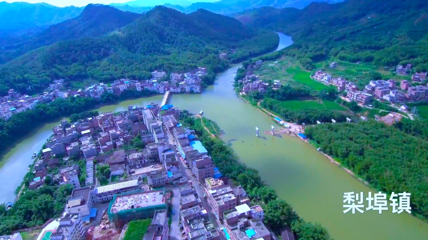 梨埠镇,位于广西壮族自治区梧州市苍梧县中部,距县城石桥镇12公里,离