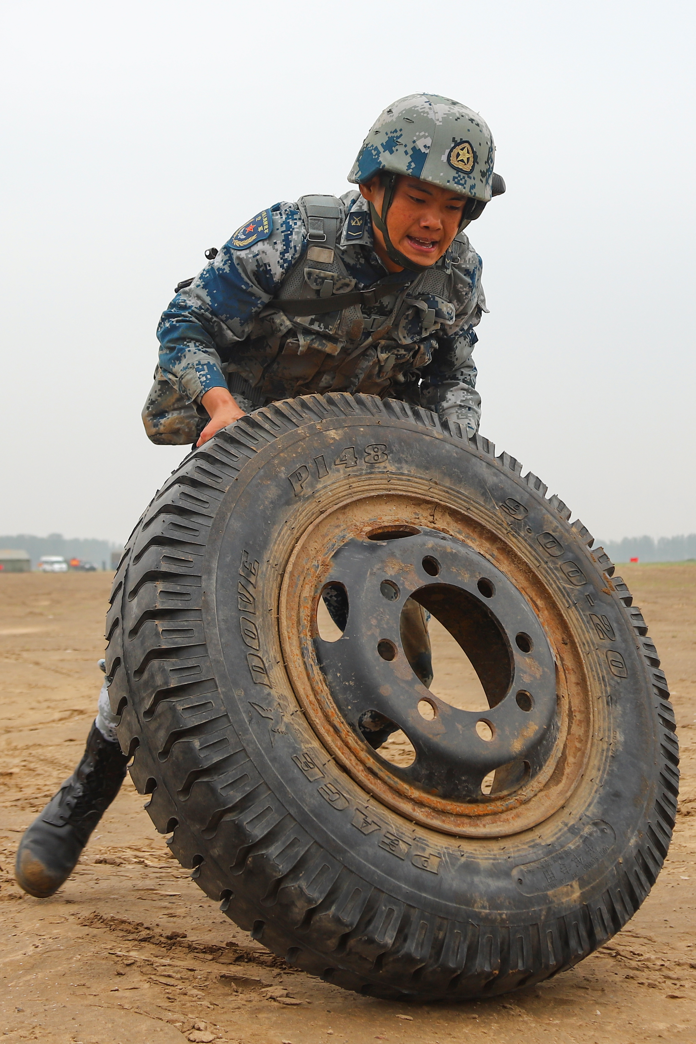 看看战士们比武场景,你会知道钢铁战士是如何炼成__凤凰网
