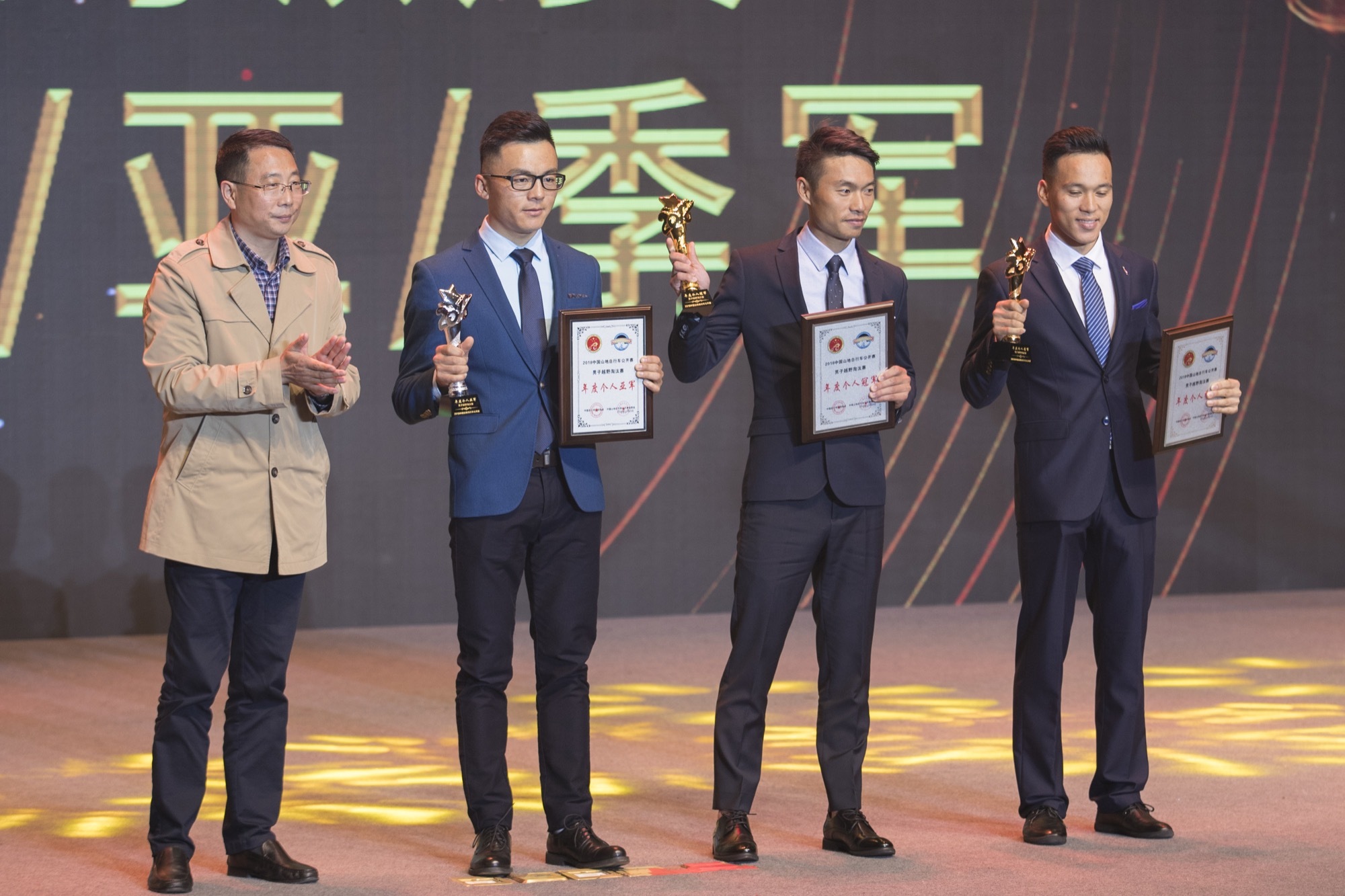 颁奖盛典重温年度激情__凤凰网