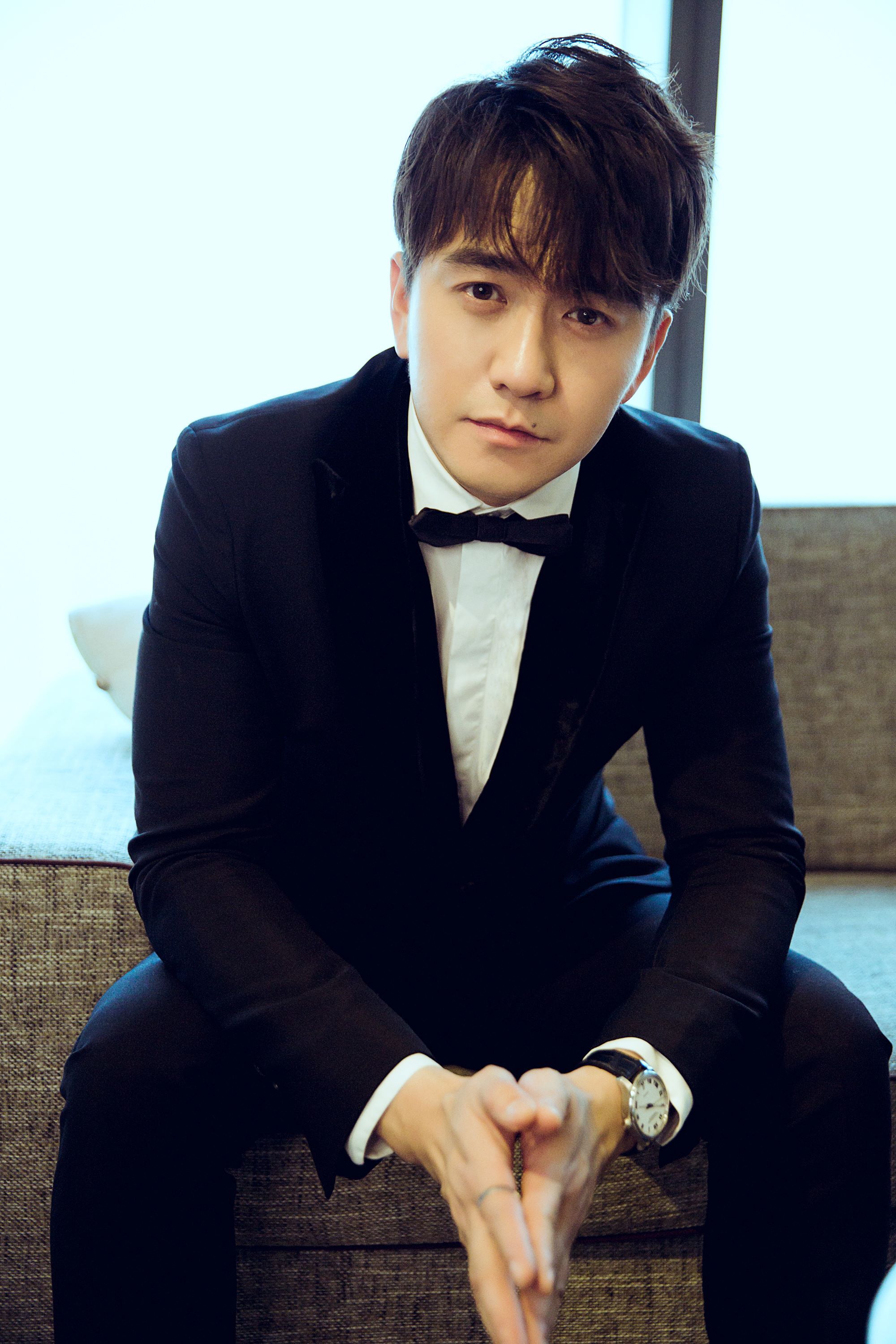 翟天临绅士风西装亮相时尚盛典 与尹正现场"互捧"笑点十足__凤凰网