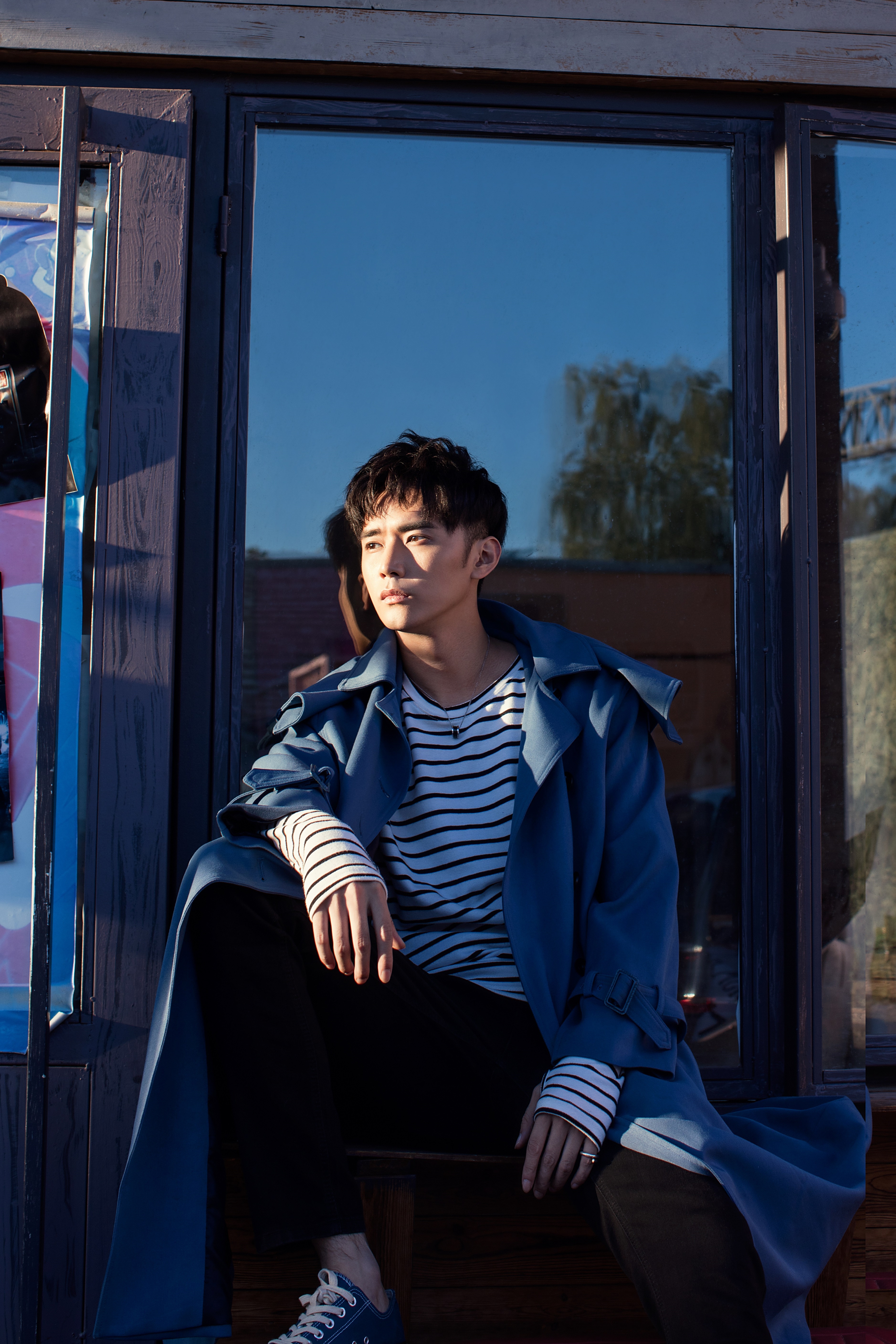 刘潺沉郁气质写真 精致轮廓上演"侧颜杀"