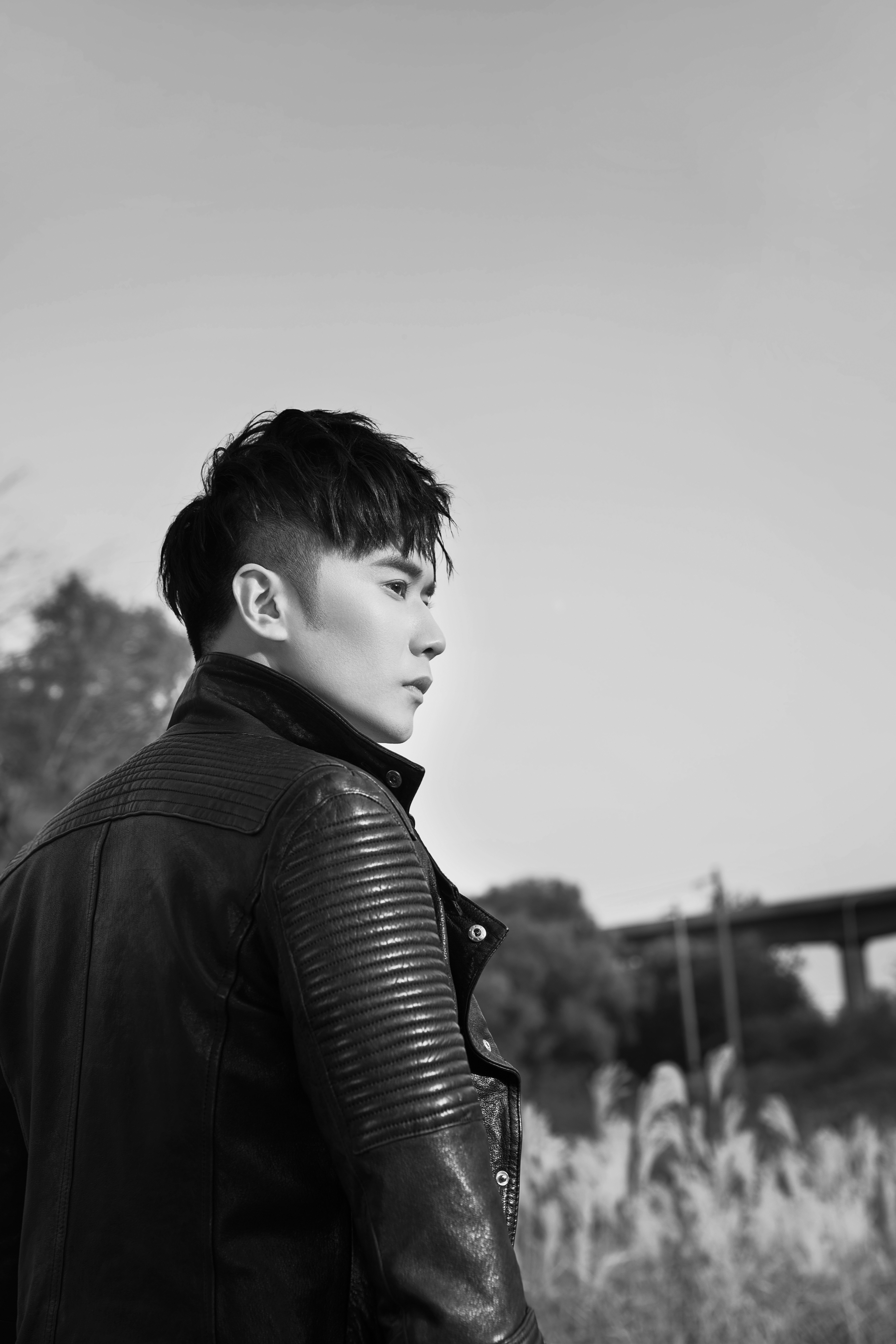 刘潺沉郁气质写真 精致轮廓上演"侧颜杀"