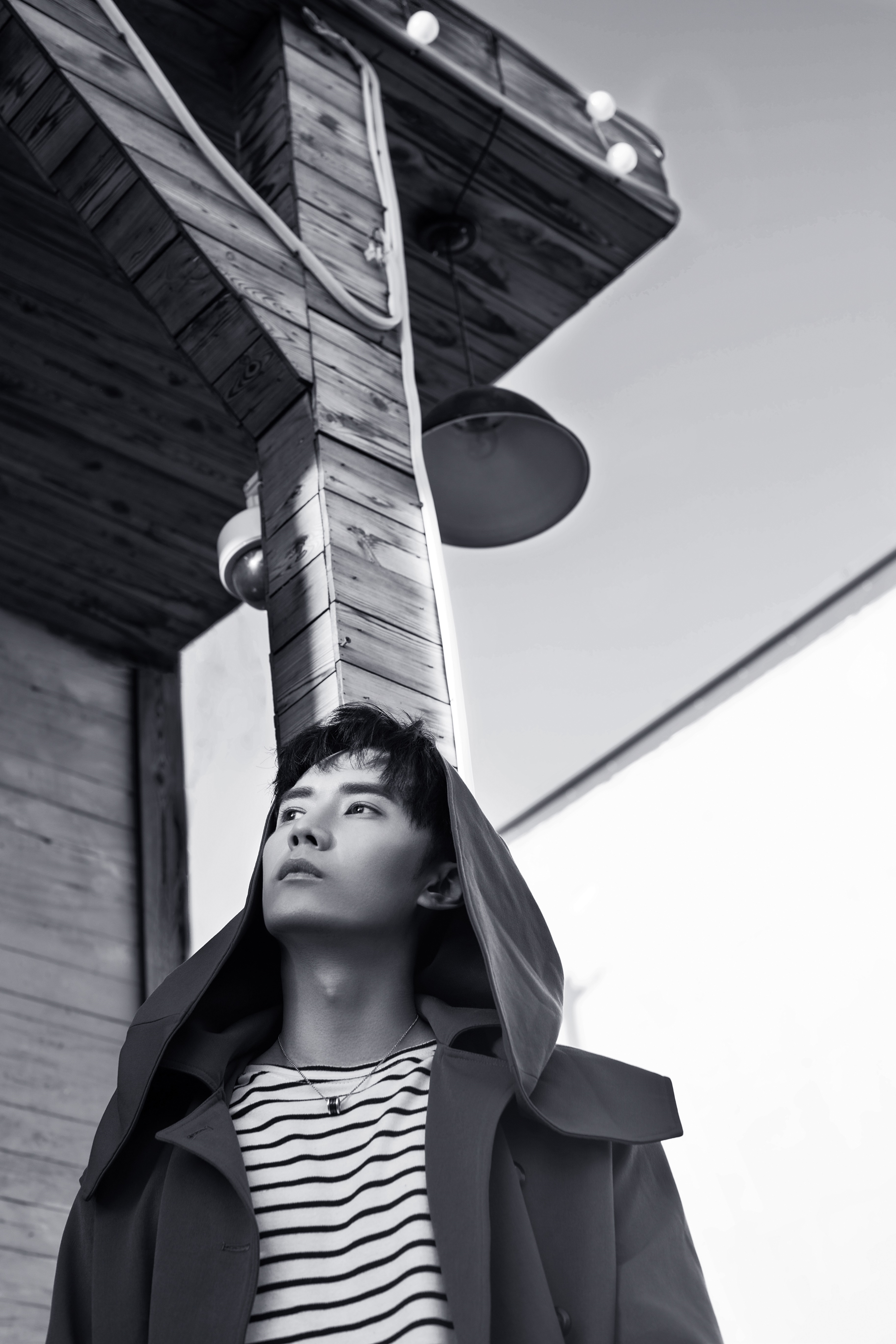 刘潺沉郁气质写真 精致轮廓上演"侧颜杀"