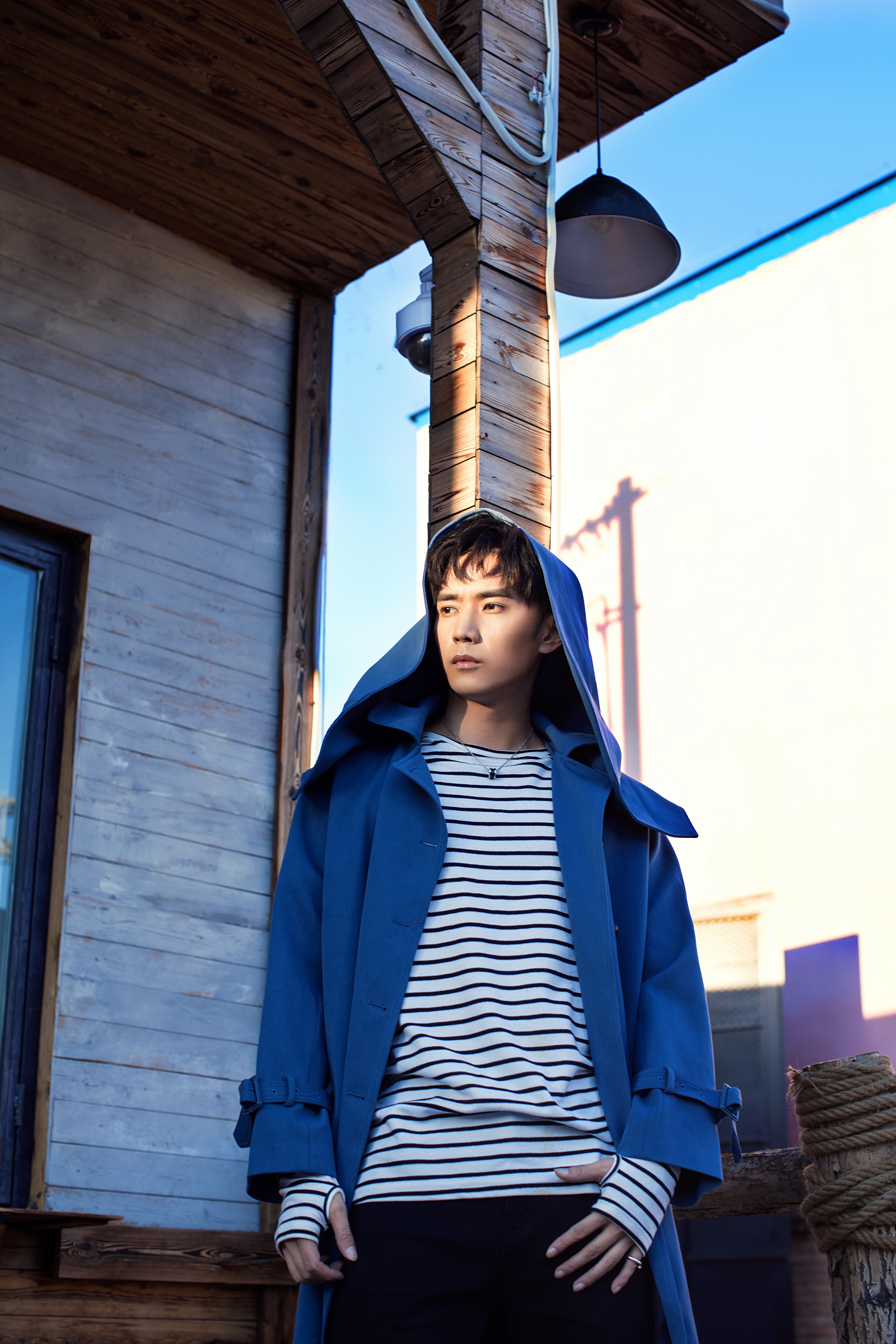 刘潺沉郁气质写真 精致轮廓上演"侧颜杀"