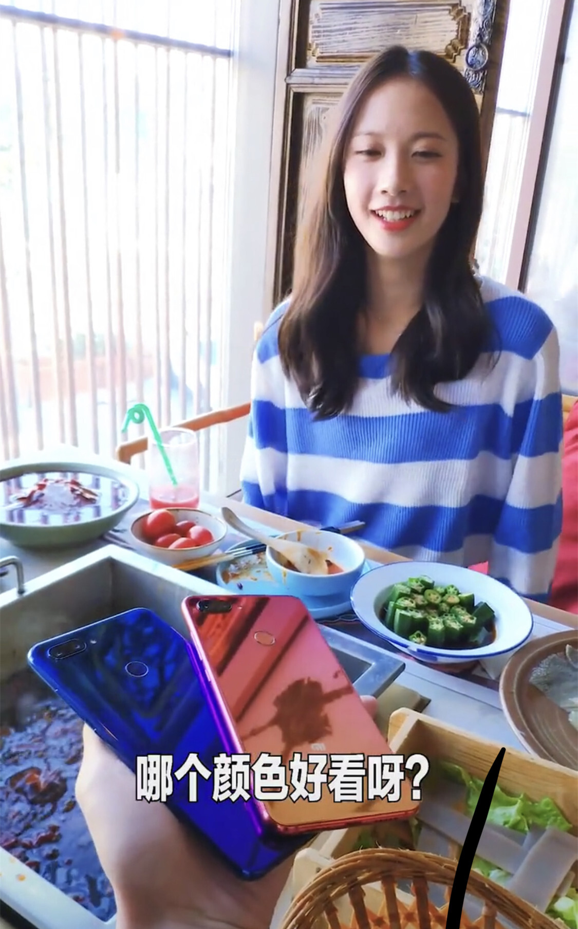 成都小甜甜走红后代言小米8手机,路人偶遇小甜甜看到她用的手机雷老板