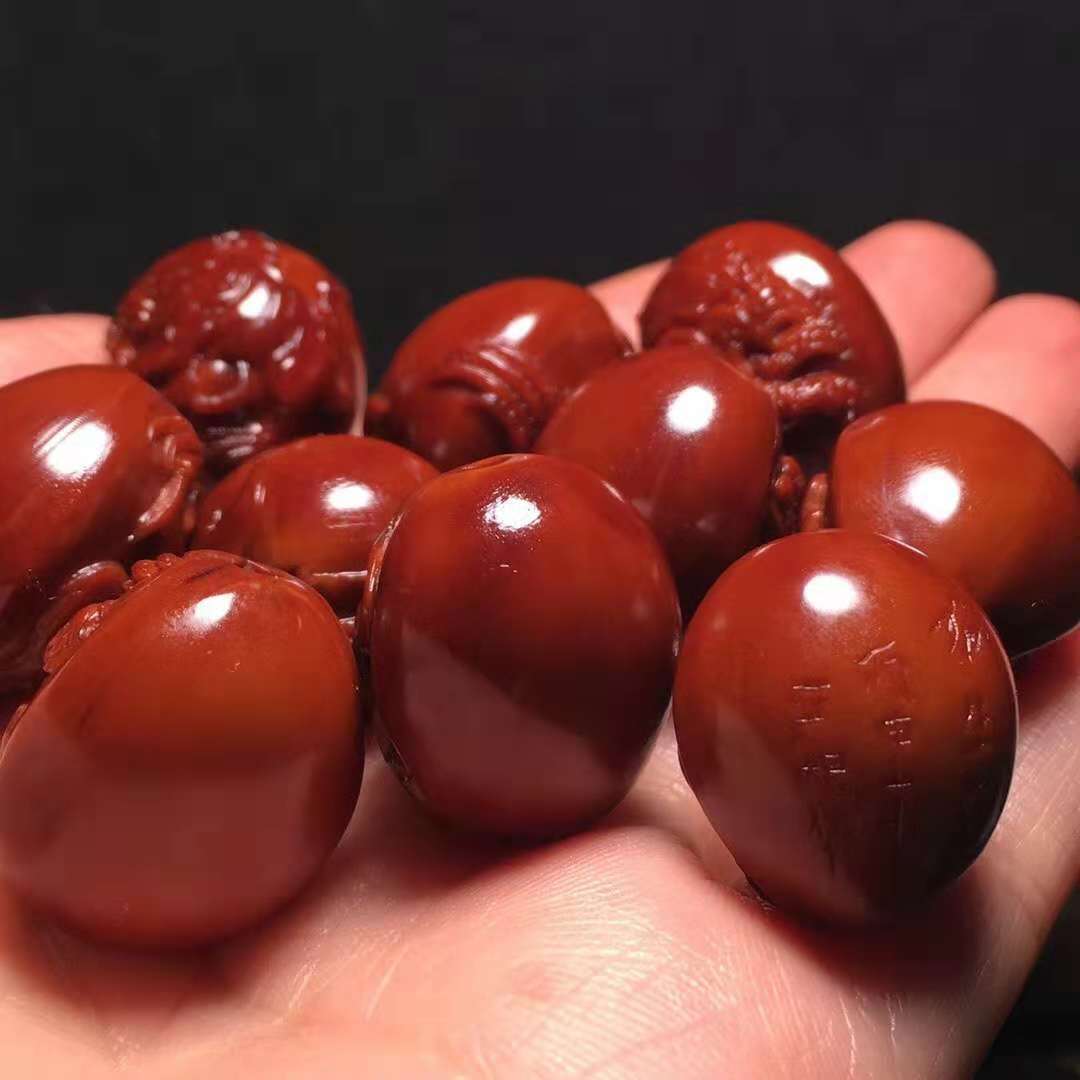 一休阁核雕: 苏工【严根华】大师作品 铁核